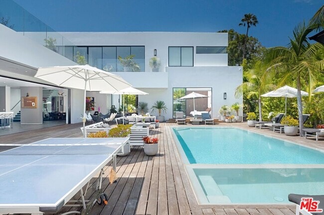 Building Photo - 9570 Sunset Blvd