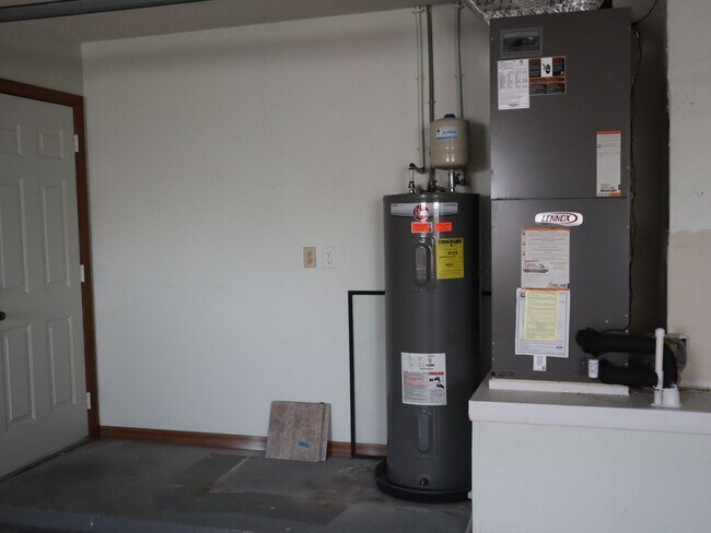 Building Photo - Beautiful Brick Home in Crystal Lakes Estate Call Carole Arcaro 386-216-4900 Deltona Lakes Realty