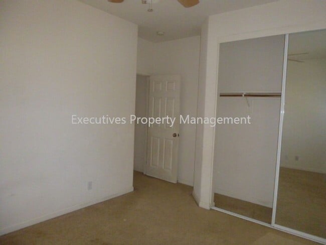 Building Photo - 717 Round Hill Dr