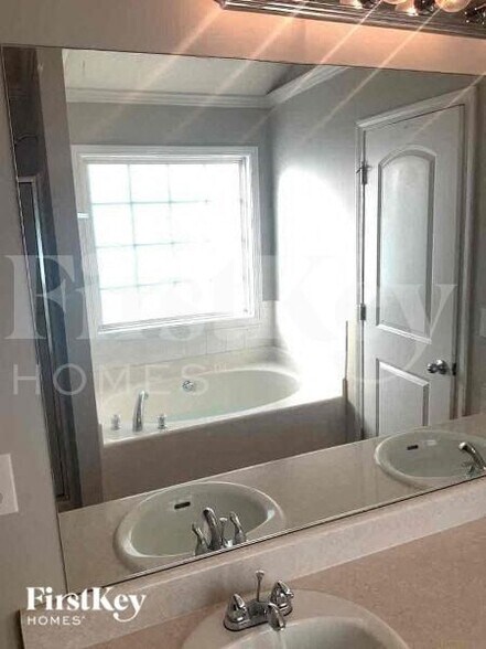 Building Photo - 50 Oakbrook Ln