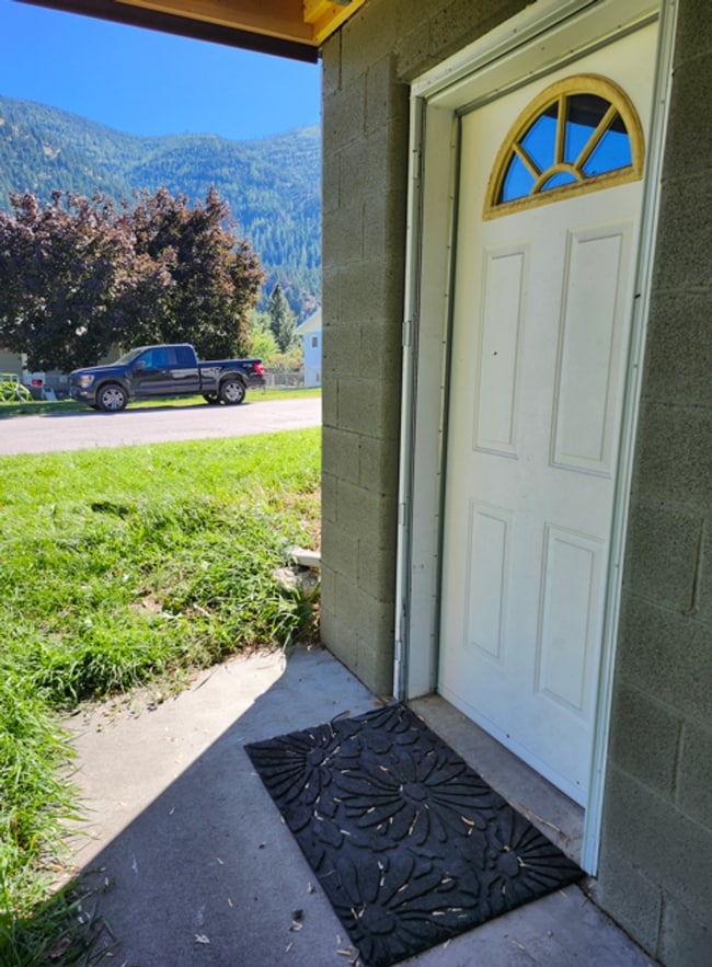 Building Photo - 820 Montana Ave