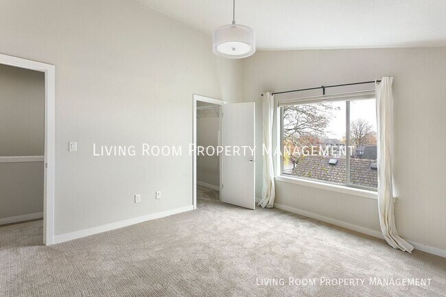 Building Photo - 736 N Webster St