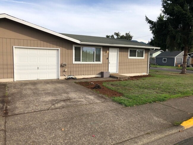 Building Photo - Beautifully updated 2 bed/1bath duplex in ...