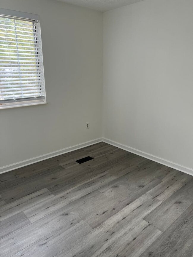 Building Photo - Renovated End-Unit Ready to Move-In