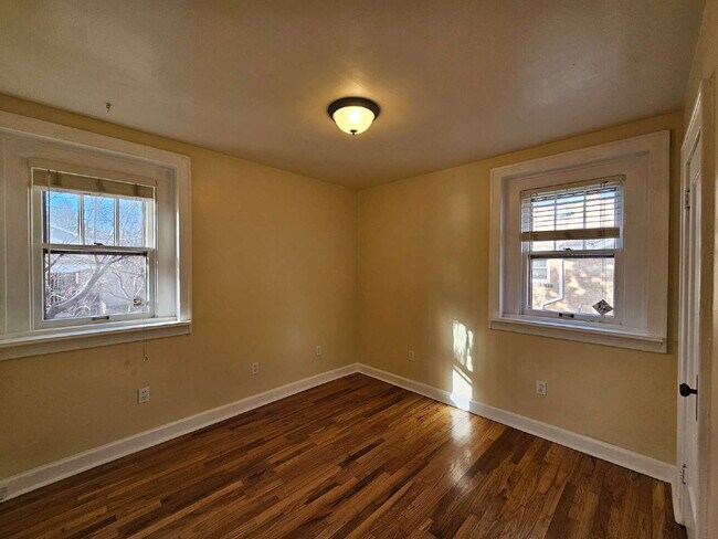 Building Photo - 1401 Roslyn St