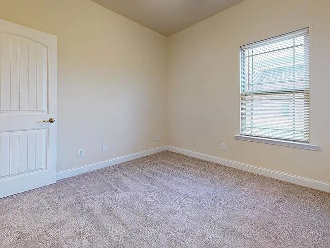 Building Photo - 323 Huntwood Dr