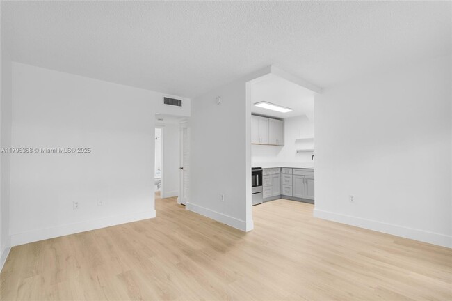 Building Photo - 13880 NE 20th Pl
