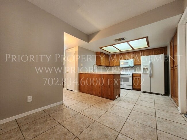 Building Photo - 2052 Waverly Cir