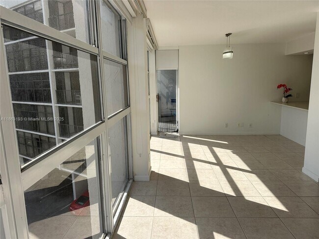 Building Photo - 400 Leslie Dr