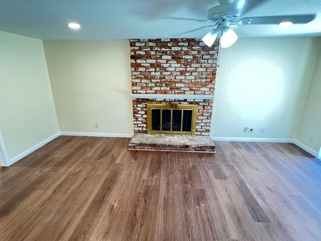 Building Photo - Adorable and Recently Upgraded 4 Bedroom P...