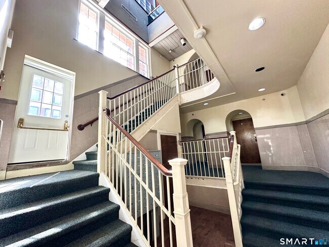 Building Photo - 135 W Main St