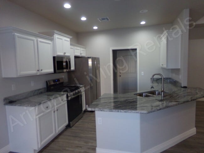 Building Photo - GORGEOUS 3 BEDROOM 2 BATHROOM HOME