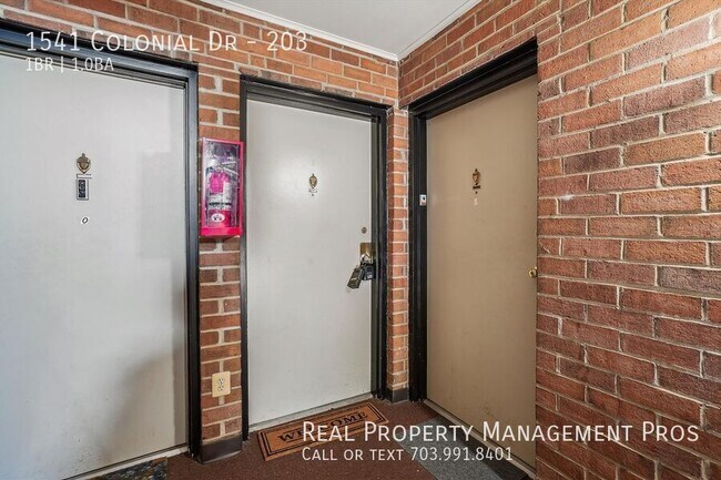 Building Photo - 1541 Colonial Dr