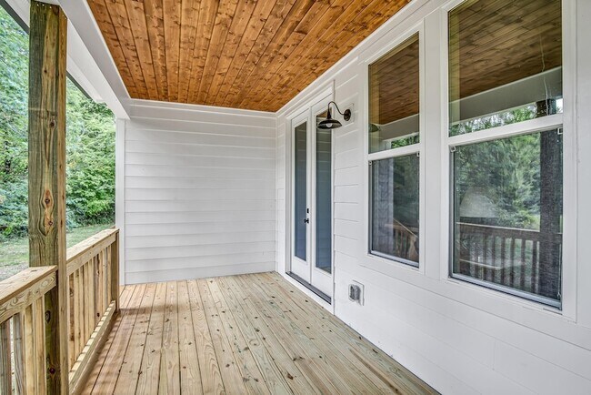 Building Photo - 212 Jennings Ave