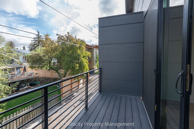 Building Photo - Luxury Westside Townhome!