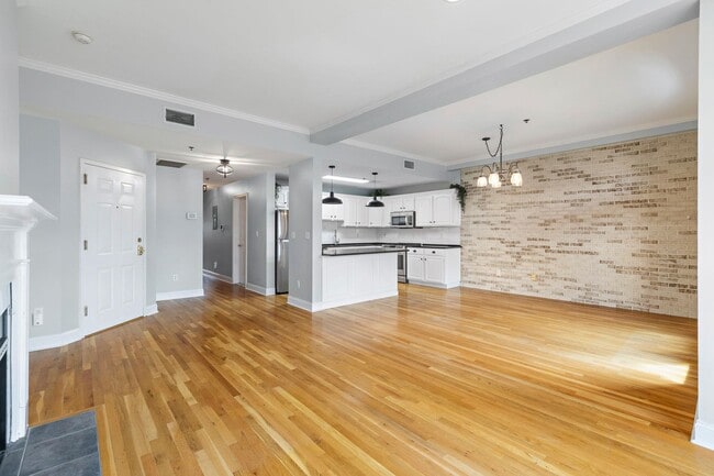 Building Photo - 233 Monroe St