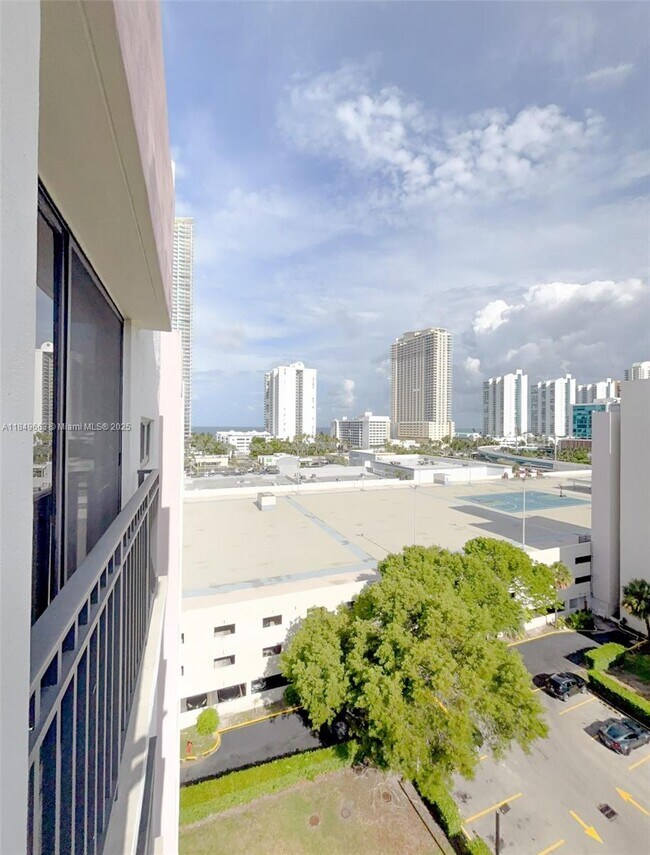 Building Photo - 17021 N Bay Rd