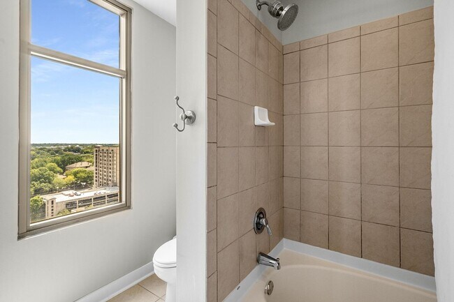 Building Photo - Charming 2BR Condo in Midtown Atlanta
