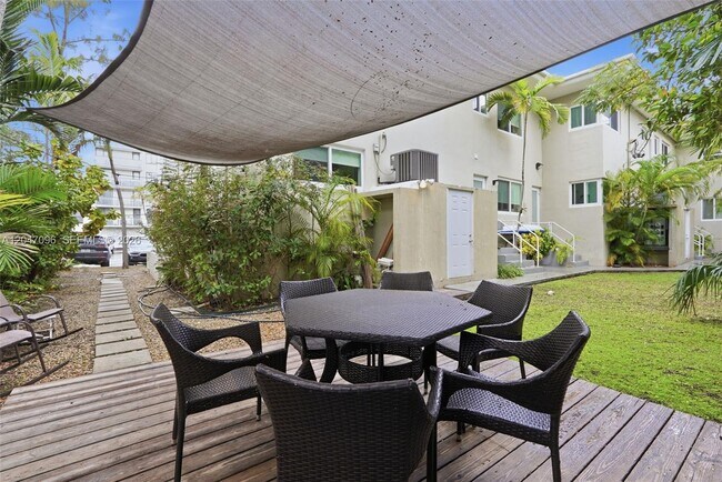 Building Photo - 9881 W Bay Harbor Dr