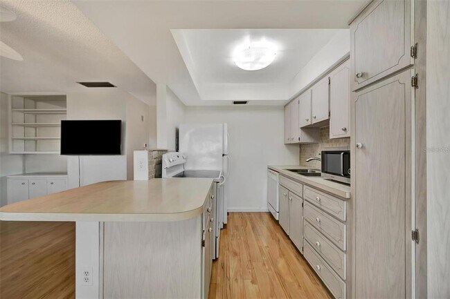 Building Photo - 650 Pinellas Point Dr S