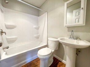 Building Photo - 1 Bedroom/ 1 Bathroom Apartments- Great Location! Pet Friendly!