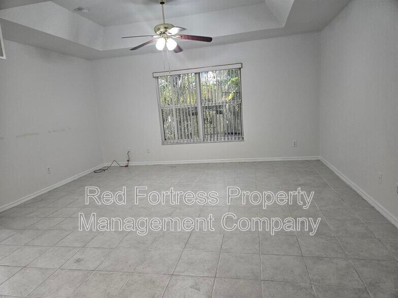 Building Photo - 1916 Santa Barbara Blvd