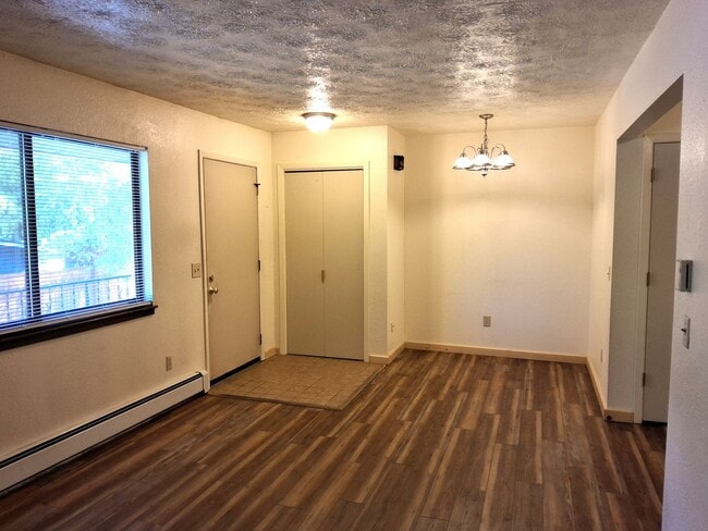 Building Photo - 2104 Roosevelt Dr