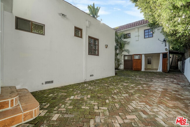 Building Photo - 449 N Sweetzer Ave