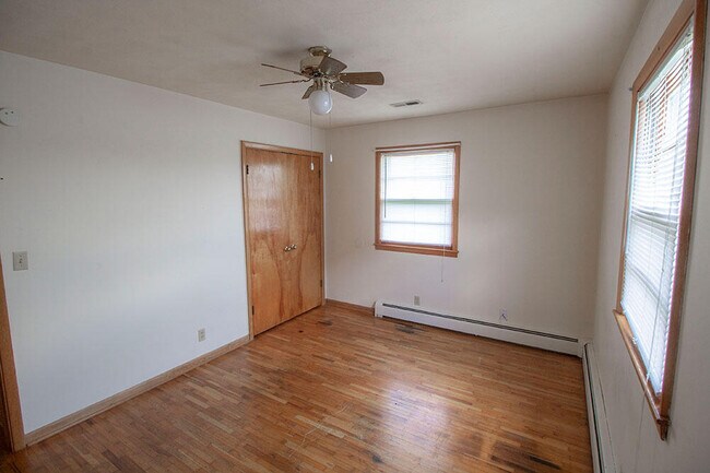 Building Photo - 1303 E Smiley Ln