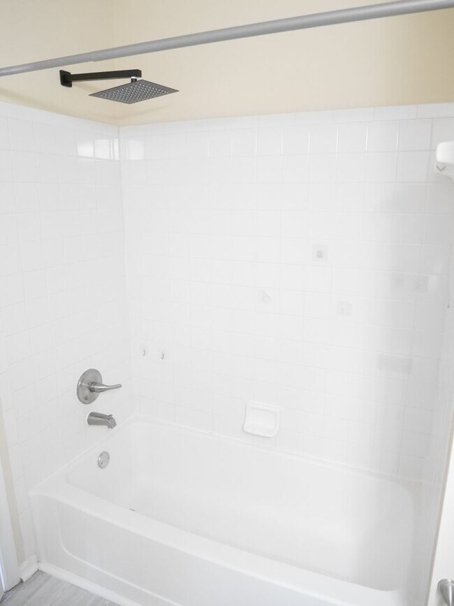 Building Photo - Spacious Townhome- Glen Burnie, MD *PET FR...