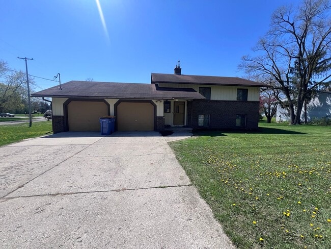 Building Photo - 2 Bedroom Upper Duplex in Breton Village!