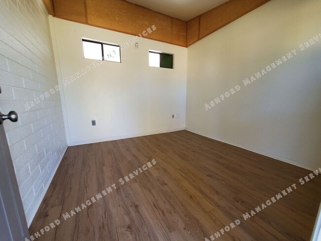 Building Photo - ***MOVE IN SPECIAL*** 3 BEDROOM HOME WITH HUGE BACKYARD/GARDEN AREA*LANDSCAPING INCL