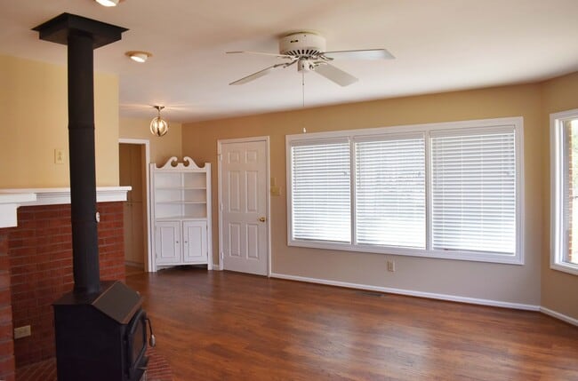 Building Photo - Great Waterfront Brick Home