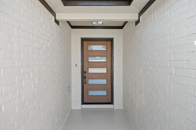 Building Photo - 2303 Thomas St