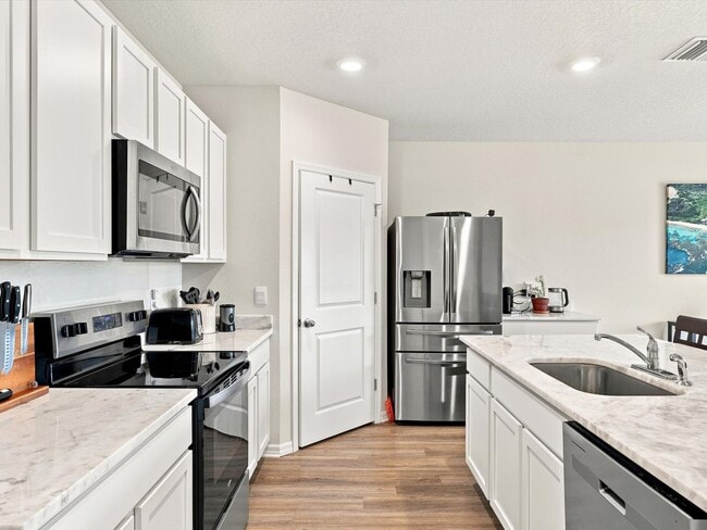 Building Photo - Unfurnished Annual Rental