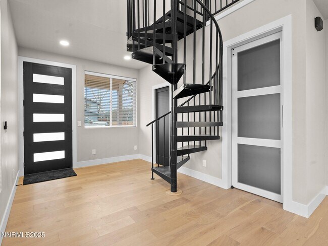 Building Photo - 1844 H St