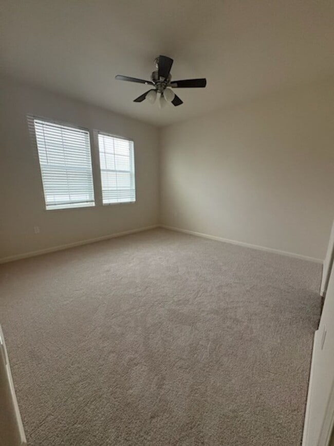 Building Photo - Beautiful Corner Unit in Marina Bay