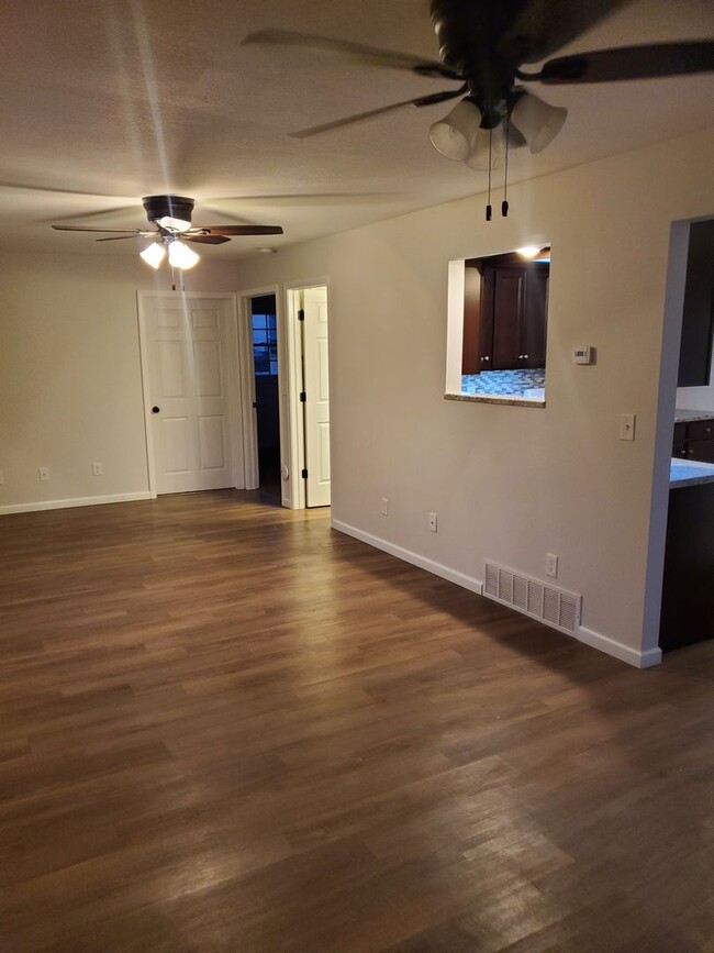 Building Photo - 2 Bedroom, 1 Bath Single Family Home in Cl...