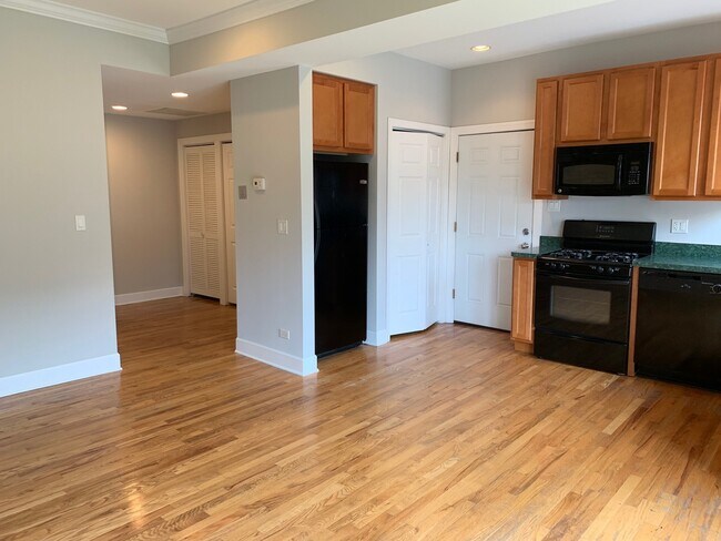 Building Photo - 2303 W Granville Ave