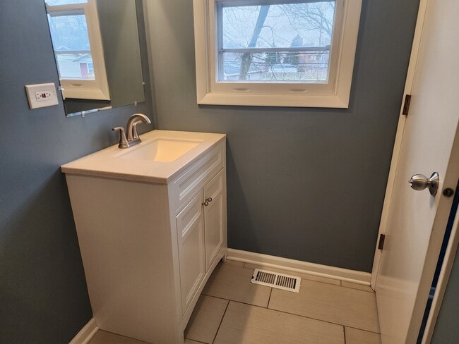 Building Photo - 1325 N Glenview Ct