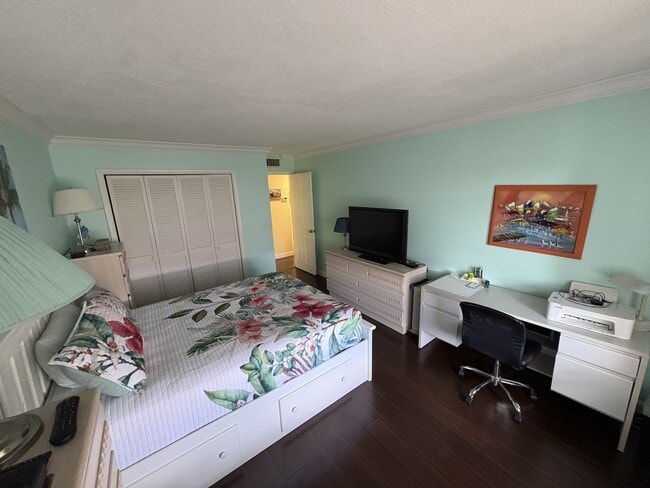 Building Photo - 200 The Esplanade N