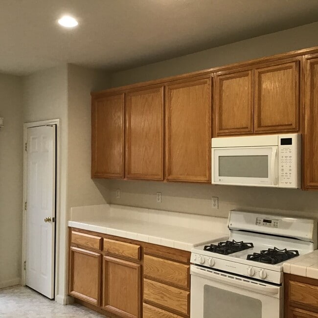 Building Photo - Beautiful Natomas area home on corner lot