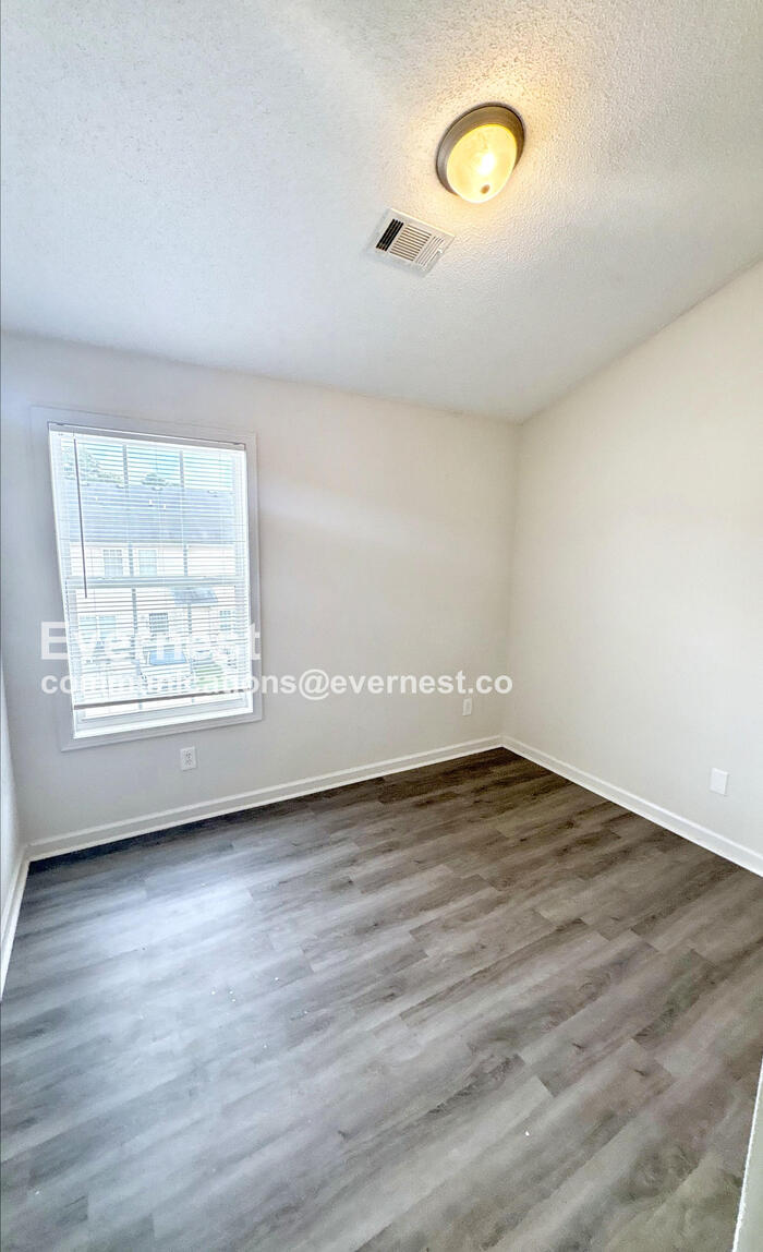 Building Photo - 8646 Thomas Ln