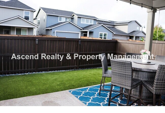 Building Photo - 4 Bed/3 Bath Hillsboro Laurel Oaks Neighborhood, Solar Panels, 1 or 2 Pets Allowed with Pet Rent,...