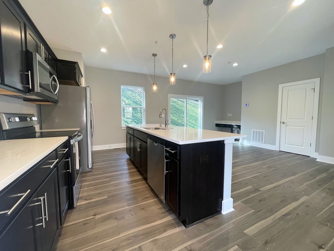 Building Photo - Beautiful 3 Bedroom Townhome in Delmont, P...