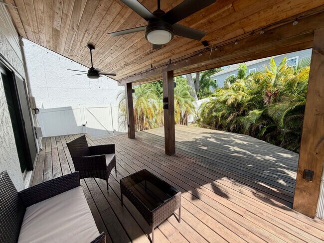 Building Photo - Updated 3 Bed 2.5 Bath Townhouse - SoHo / Hyde Park Area