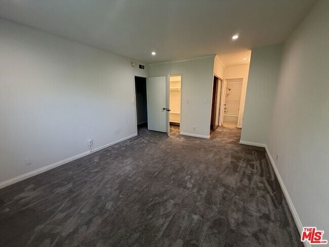Building Photo - 14315 Riverside Dr
