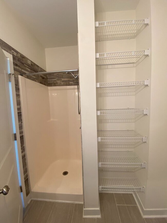 Building Photo - Room in 3 Bedroom Townhome at Seigle Point Dr