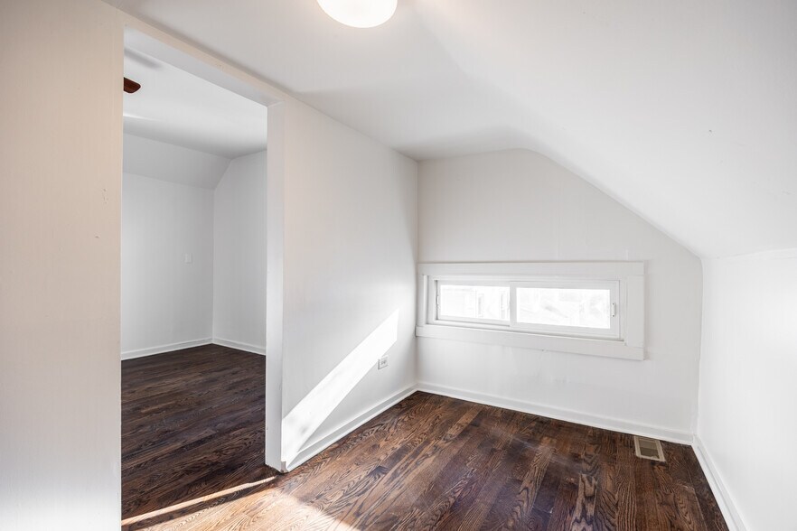 Building Photo - 3135 N Oakley Ave