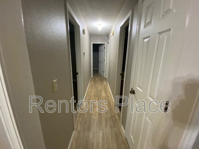 Building Photo - 4809 S Gum Ave